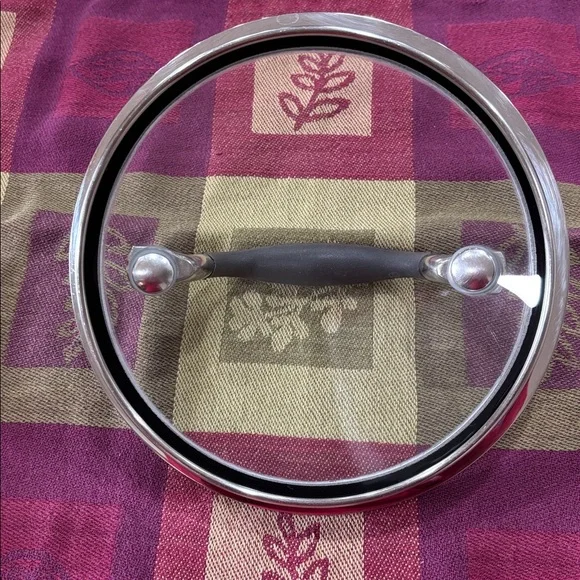 The Pampered Chef 2qt Hard-Anodized TI Nonstick Saucepan with lid - Picture 7 of 8